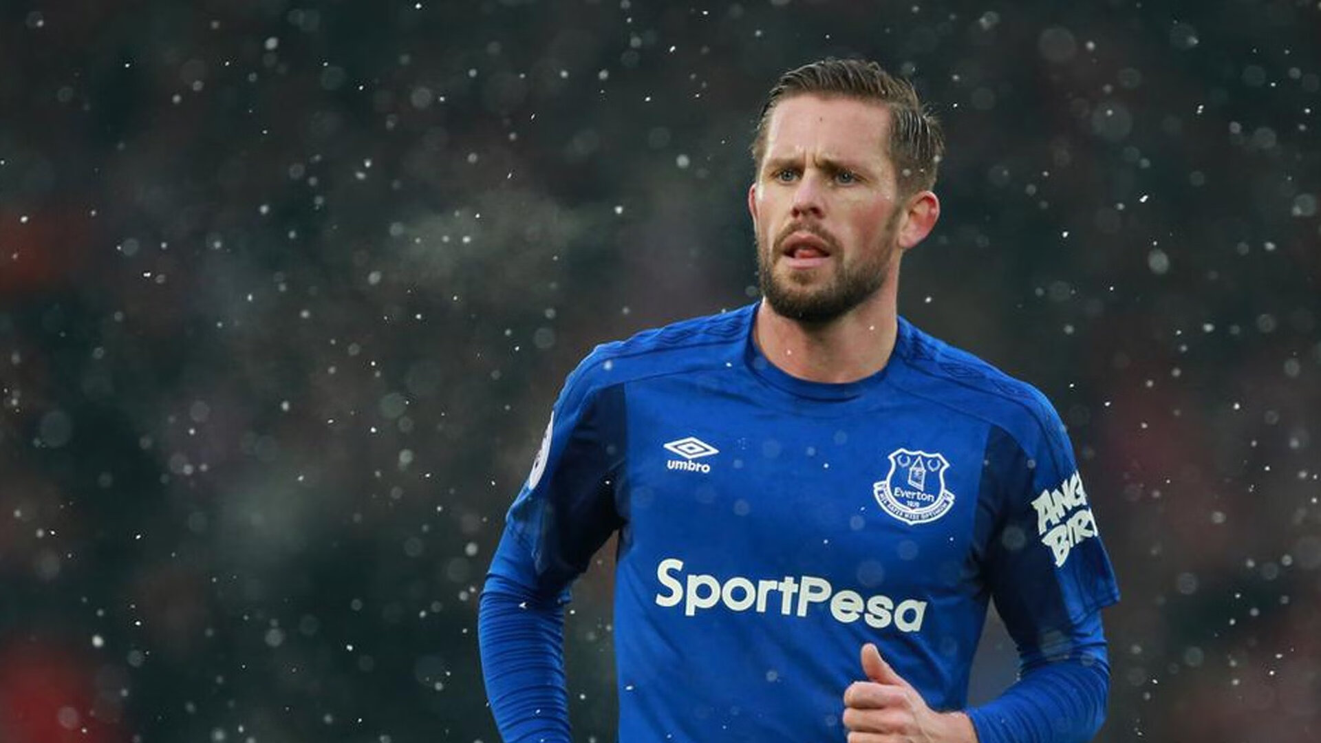 开云体育官方网站-西甲国家德比之夜，班凯罗的完美演出，当篮球天才闯入足球圣殿